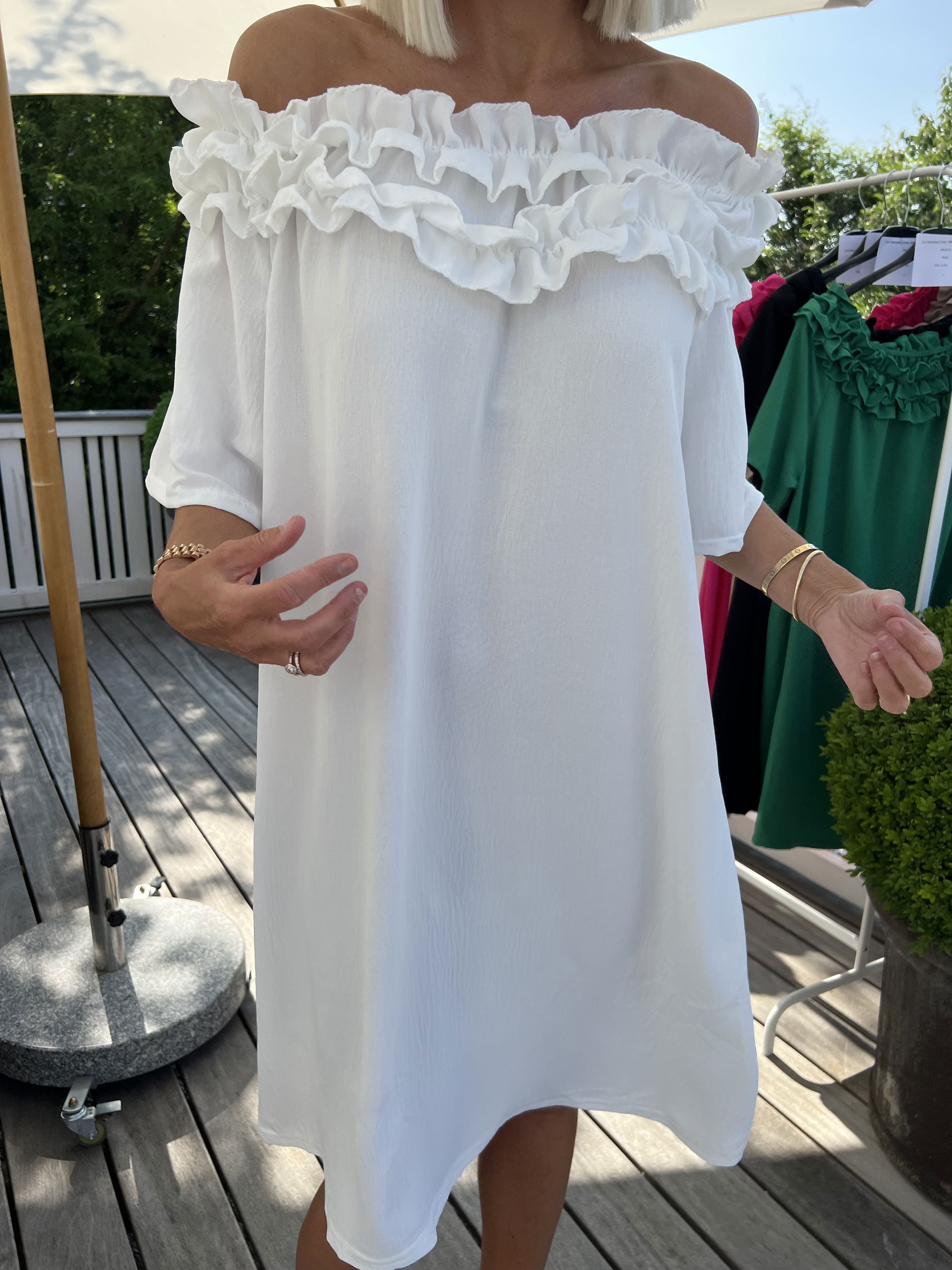 Chili Sleeveless Dress - Fin klänning med volanger i halsringningen